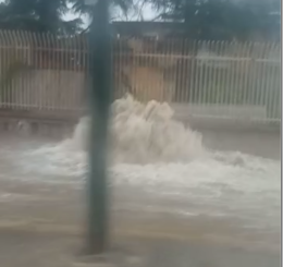 Maltempo a Napoli, “scoppiano" i tombini: strade allagate