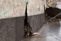 Maltempo, crolla parte del muro del carcere Pozzuoli: il sindaco chiude parchi e scuole 