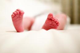Neonato abbandonato in un sacchetto nel Trapanese: è vivo