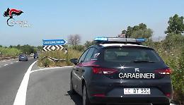 Sequestra e picchia la compagna, 29enne in manette