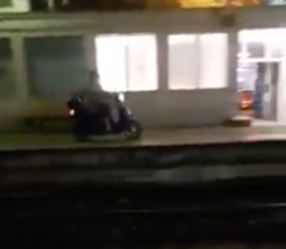 Scooter sfreccia sulla banchina della Cumana