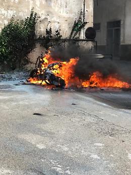 Cimiteri, incendiata la moto del dirigente del Comune di Napoli. «Intimidazione di stampo camorristico»