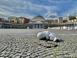 “Look-down", il bimbo di Jago scuote piazza Plebiscito
