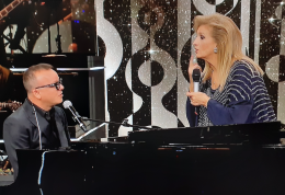 Gigi D'Alessio celebra Iva Zanicchi su Canale 5