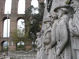 Ossario dei Ponti Vanvitelliani, decapitate le statue dei soldati