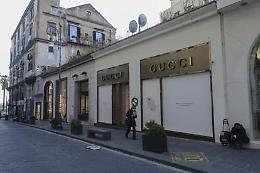 Imbrattate le vetrine del lusso di Chiaia