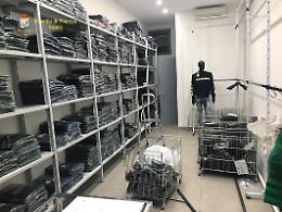 Abiti falsi destinati ai negozi del Nolano: maxi sequestro in Puglia