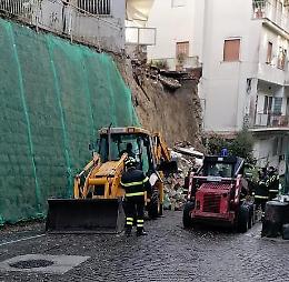 Maltempo, crolla muro a Posillipo. Prorogata l'allerta gialla in Campania