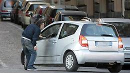 Minaccia automobilista, arrestato parcheggiatore abusivo