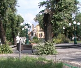 Schiaffeggia la ex nella Villa comunale, in manette