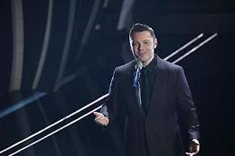 Sanremo fa le ore piccole, Tiziano Ferro lancia “#Fiorellostattezitto"