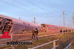 Treno deragliato, morti i due macchinisti: 31 feriti