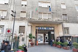 Gli nega la connessione on-line gratuita e lo accoltella alla testa 