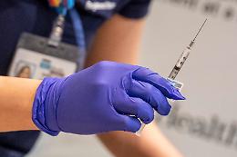 Covid, Asl Napoli 1: «Ancora 50mila over 50 non vaccinati»