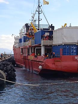 Migranti, nave Ong Sea Eye a Napoli: via allo sbarco