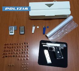 Sorpresa con pistola e munizioni in casa, arrestata