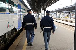 Prende a morsi poliziotto in stazione, arrestato 19enne