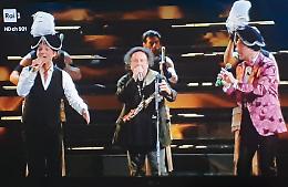Sanremo, Ermal Meta guida ancora la classifica generale dei “Big”. Avitabile omaggia l'arte di Carosone