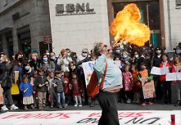 Scuole, famiglie Non Dad in piazza con mangiafuoco