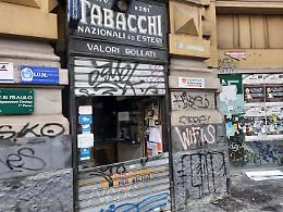 Devastato storico tabacchi in piazza Nicola Amore. La "banda della spaccata" colpisce nella notte 