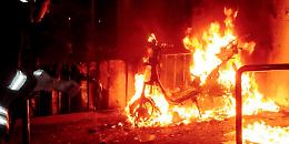 Incendio nella notte, in fiamme auto e 6 scooter