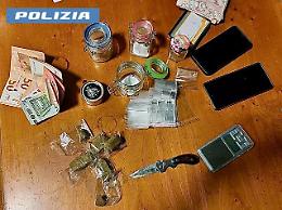 Scoperto con dosi di hashish in auto, arrestato