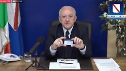 Card vaccinali, De Luca a giudizio: «Spesa inutile, si sovrappone al green pass»