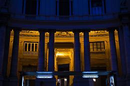 Porticati di fronte al San Carlo, ripristinata l'illuminazione