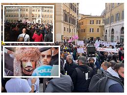 Protesta ristoratori, scontri con la polizia: in piazza anche Sgarbi. Tra la folla, «Jake lo sciamano» italiano