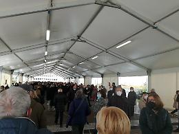 Ore di fila alla Mostra d'Oltremare: «In molti rifiutano AstraZeneca»
