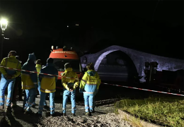 Si getta dal ponte sotto gli occhi della fidanzata: muore a 30 anni