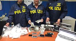 Tre chili di droga in una casa al viale Traiano