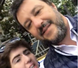 Selfie-agguato a Salvini: «Ma non eravamo terroni di merda?»