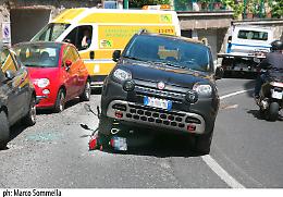 Spettacolare incidente in via Tasso, centauro salvo per miracolo