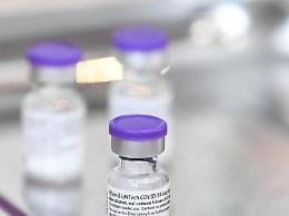 I vaccini Pfizer e Moderna efficaci contro le varianti, lo studio 