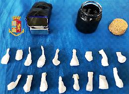 Cocaina nascosta nel tombino, pusher in manette