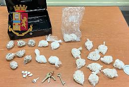 Scampia, sorpreso con eroina e cocaina: 20enne in manette