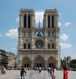 Parigi, spari a Notre Dame: in 900 bloccati in cattedrale