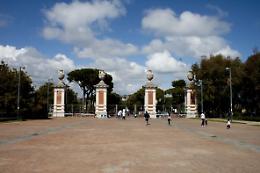 Spara con una pistola giocattolo, terrore al Parco Virgiliano