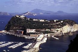 Detenuto minorenne tenta di accoltellare coetaneo a Nisida 