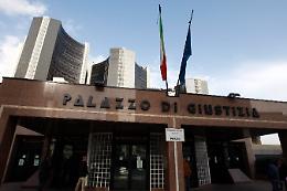 Palpeggia una donna nei corridoi del Palazzo di Giustizia, arrestato