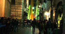 Movida, in troppi nei locali: scattano le sanzioni ai Decumani