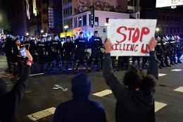 Afroamericano morto a marzo, video inchioda agenti Tacoma