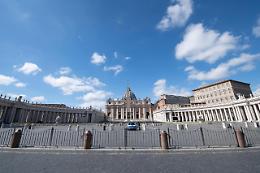 Vaticano, il cardinale Becciu: «Palazzo di Londra venduto ora renderebbe il doppio»