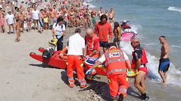 Si accascia  sulla spiaggia dopo il bagno: Francesco muore davanti a decine di bagnanti