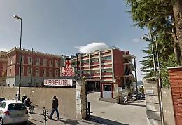 Aggredisce chirurgo e strappa mascherina dal volto a infermiera