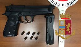 Pistola e cartucce in camera da letto, arrestato 50enne