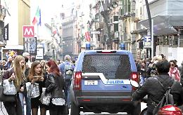 Proiettili alla boutique di via Toledo, via ai controlli nei Quartieri Spagnoli