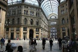 Galleria Umberto, rapina un negozio e sferra un pugno al titolare
