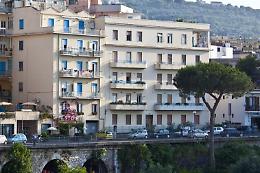 Vico Equense. Bomba carta esplode davanti all'Hotel Astoria